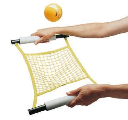 Zwei Hände halten ein Netz mit einem gelben Gummiball in der Luft